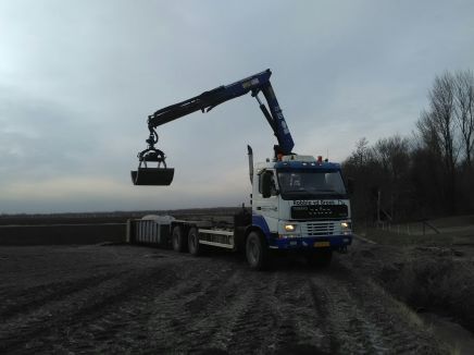 Vrachtwagen met laadkraan